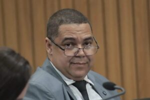 Comissão livra Luiz Carlos de cassação na Câmara de Itabira, mas aponta excesso do vereador contra servidora