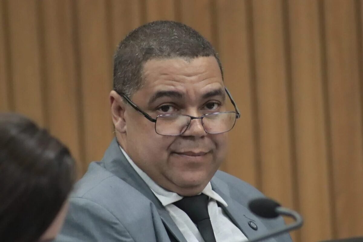 Comissão livra Luiz Carlos de cassação na Câmara de Itabira, mas aponta excesso do vereador contra servidora
