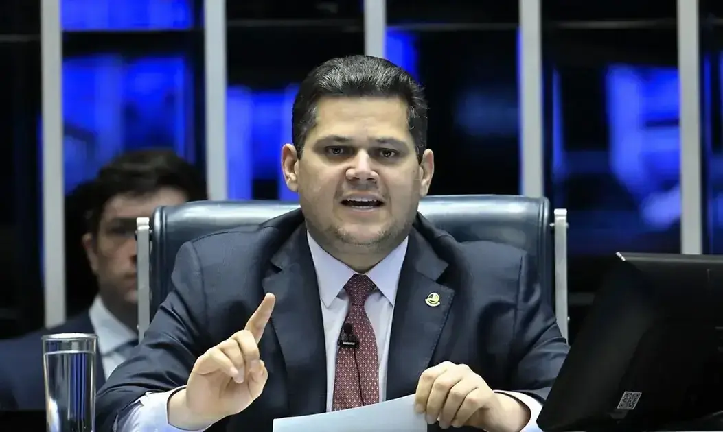 Davi Alcolumbre convoca sessões para debater o fim da escala 6×1