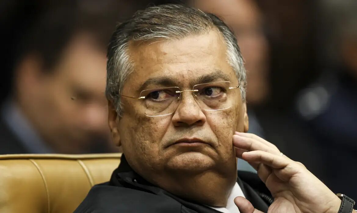Dino manda PF apurar interferência externa no processo eleitoral