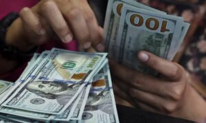 Dólar fecha a R$ 5,44 e registra maior alta semanal desde 2008