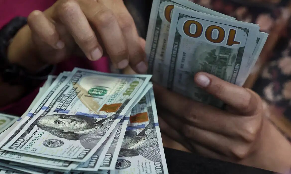 Dólar fecha abaixo de R$ 5 e recua 1,58% na semana