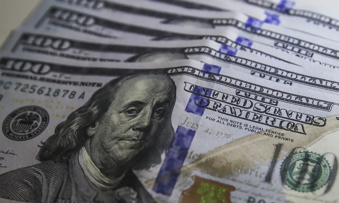 Dólar sobe 0,76% e fecha a R$ 5,39 em dia de cautela