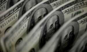 Dólar sobe 8,21%, e bolsa cai 13,88% após reeleição de Lula