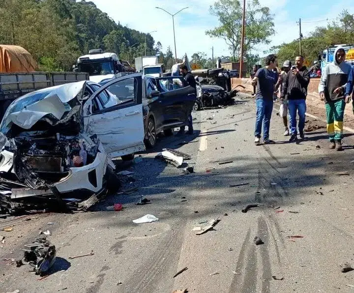 Engavetamento na BR-040 envolve 20 veículos e deixa seis feridos