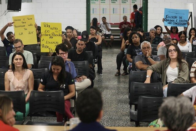 Escola denuncia esvaziamento e volta a cobrar ensino regular diurno
