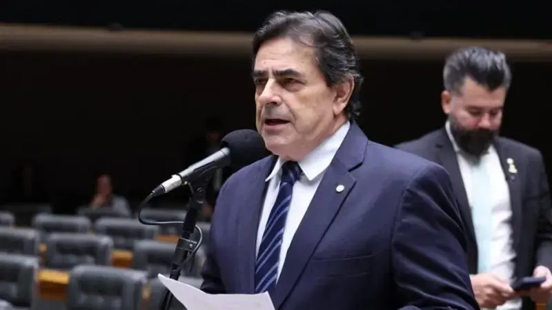 Ex-tucano e ex-aliado: um novo caminho na política brasileira Ex-tucano e ex-aliado: um novo caminho na política brasileira