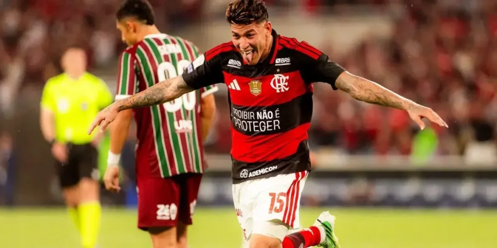 Flamengo lidera Brasileirão após vitória em clássico contra Fluminense