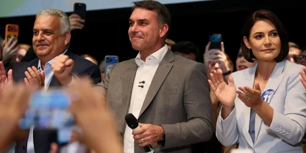 Flávio Bolsonaro conquista novos apoios e propõe mudanças na Constituição Flávio Bolsonaro conquista novos apoios e propõe mudanças na Constituição