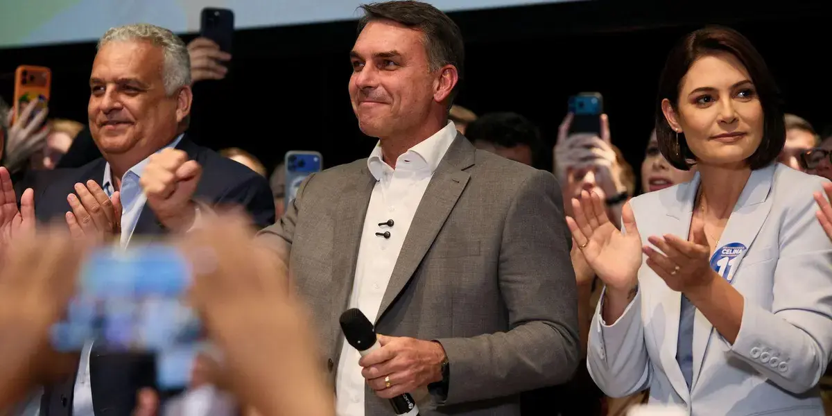 Flávio Bolsonaro conquista novos apoios e propõe mudanças na Constituição