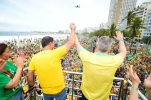 Flávio Bolsonaro conta com apoio de Tarcísio e Nikolas em ato na Paulista