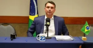 Flávio Bolsonaro critica Lula e Judiciário por censura ao debate da Globo Flávio Bolsonaro critica Lula e Judiciário por censura ao debate da Globo
