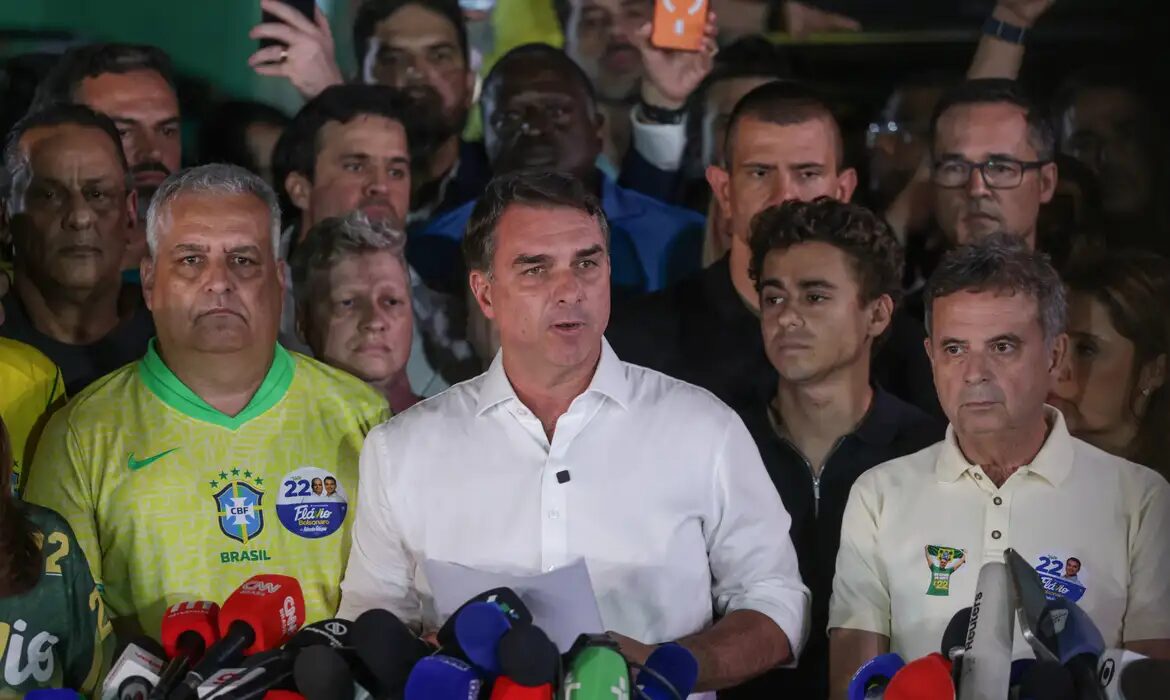 Flávio Bolsonaro cruza fronteira argentina e segue para o Equador