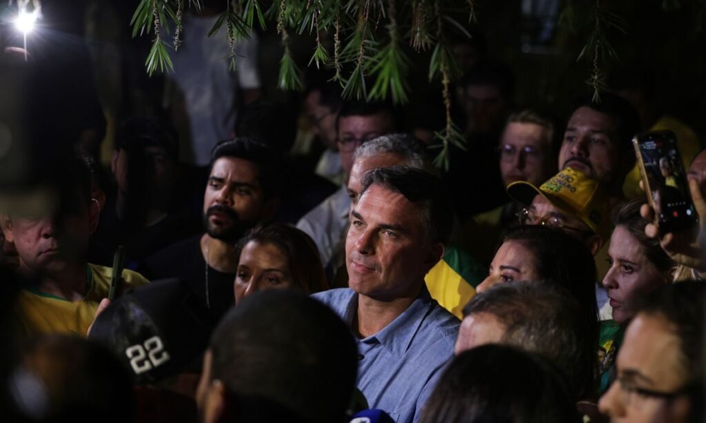 Flávio Bolsonaro impõe condições para liberar sigilos