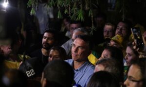 Flávio Bolsonaro impõe condições para liberar sigilos