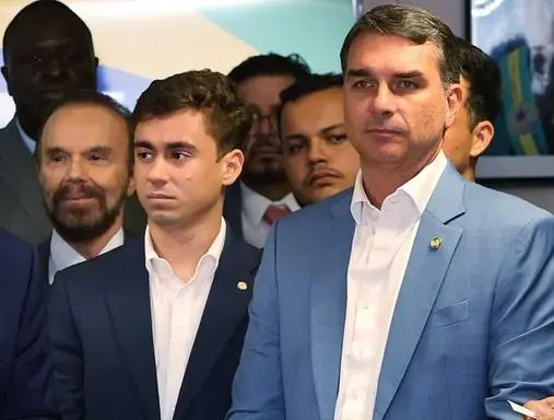 Flávio Bolsonaro prioriza apoio a Nikolas Ferreira em ato final de campanha