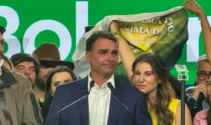 Flávio Bolsonaro promete manter término da escala 6×1 e quer um mandato