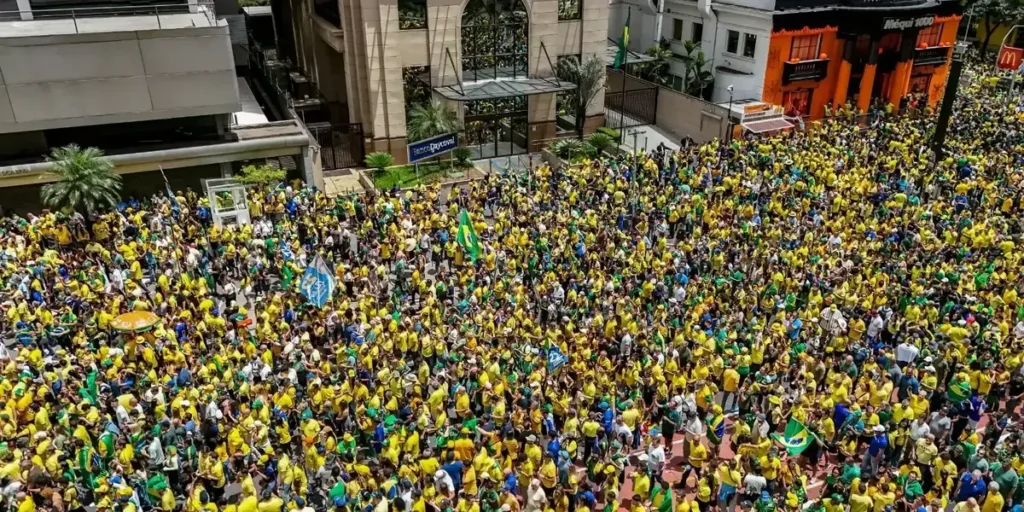 Flávio Bolsonaro realiza ato de campanha na Avenida Paulista a uma semana das eleições Flávio Bolsonaro realiza ato de campanha na Avenida Paulista a uma semana das eleições