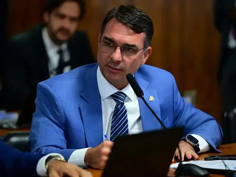 Flávio Bolsonaro realiza seu voto em Vila Isabel, Rio de Janeiro Flávio Bolsonaro realiza seu voto em Vila Isabel, Rio de Janeiro