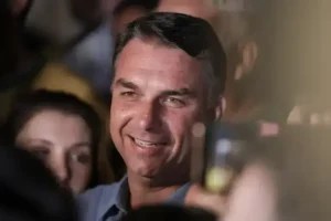 Flávio Bolsonaro reduz comparecimento a debates no segundo turno eleitoral