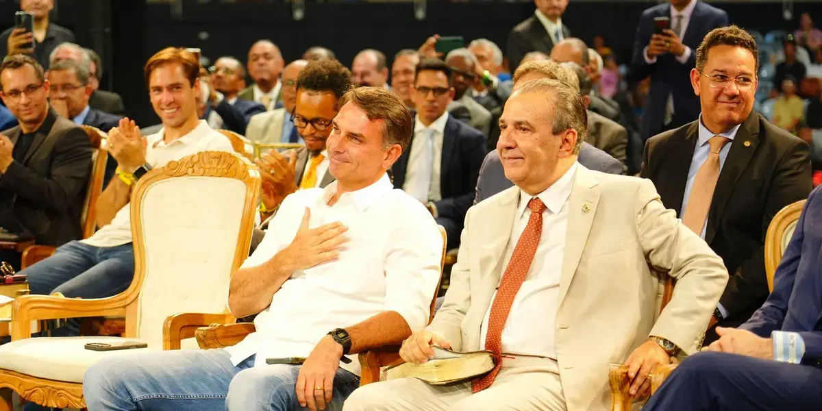 Flávio Bolsonaro se reúne com prefeitos e vereadores em São Paulo