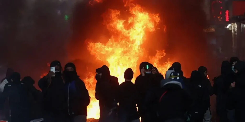 França enfrenta novas tensões: protestos resultam em violência e danos significativos França enfrenta novas tensões: protestos resultam em violência e danos significativos