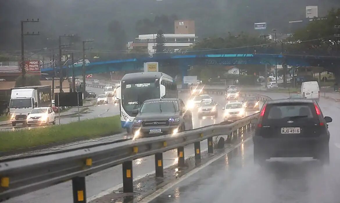 Frente fria leva tempestades e granizo ao centro-sul do país