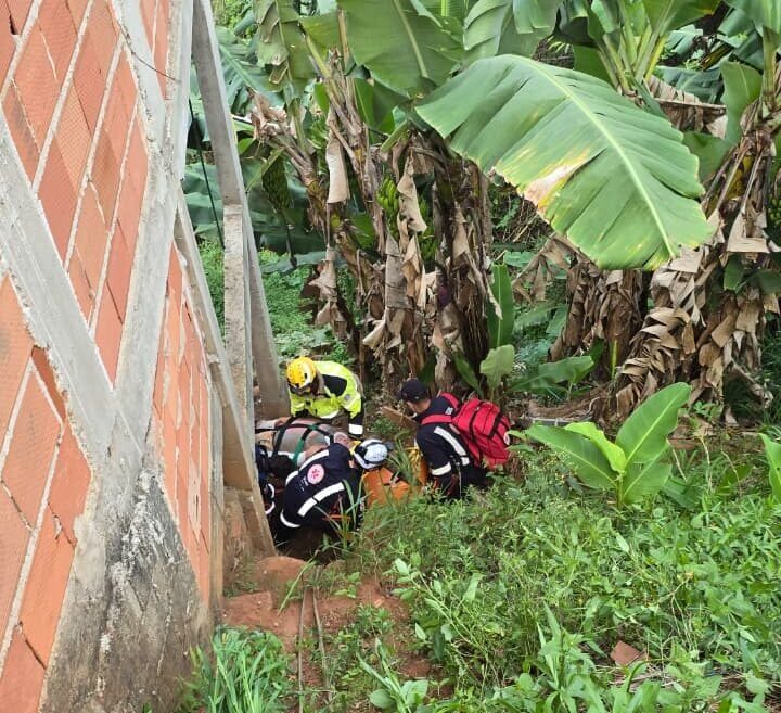 Homem cai de barranco de 15 metros e é resgatado pelos bombeiros em Bela Vista de Minas