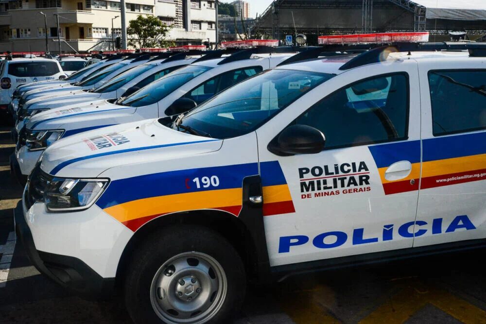 Homem mata ex-companheira a golpes de machado e é preso ao cavar cova para ocultar corpo