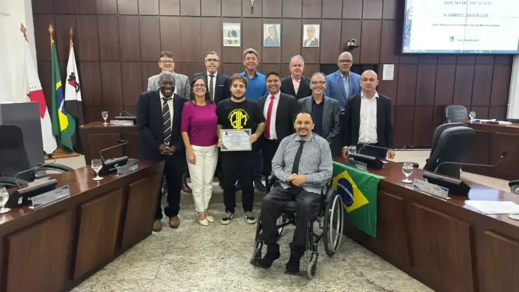 Humorista Gabriel Andrade é homenageado com Moção de Aplausos