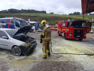 Incêndio atinge carro na BR-381, em João Monlevade