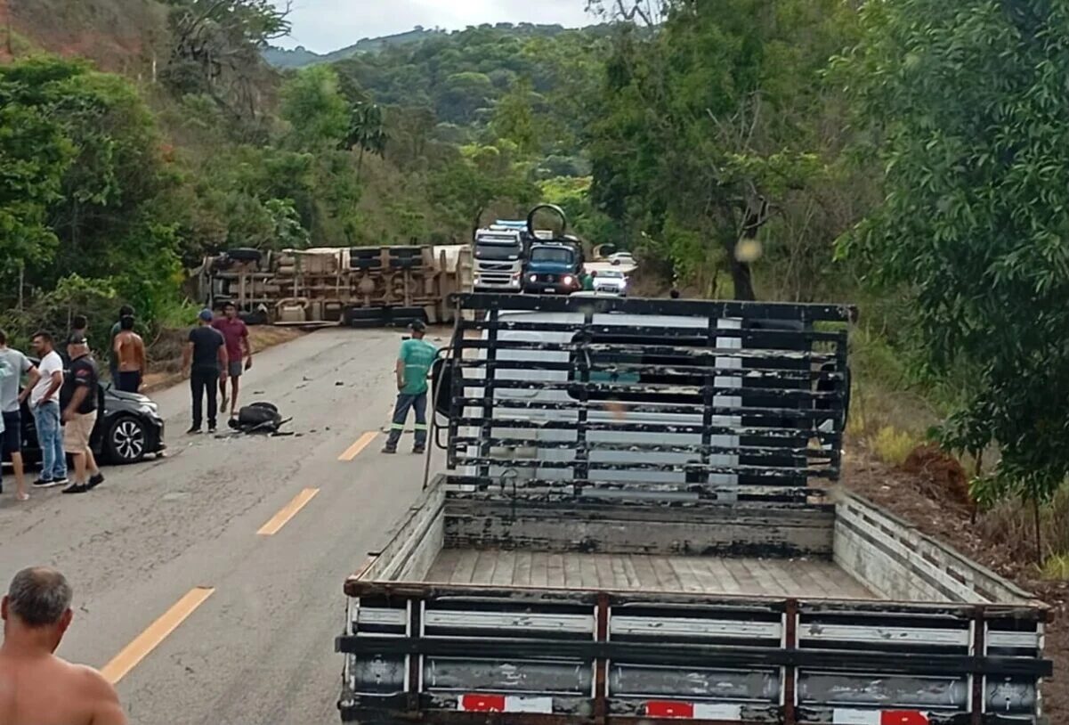 Itabira: cinco pessoas ficam feridas após colisão entre carro e caminhão na MG-129