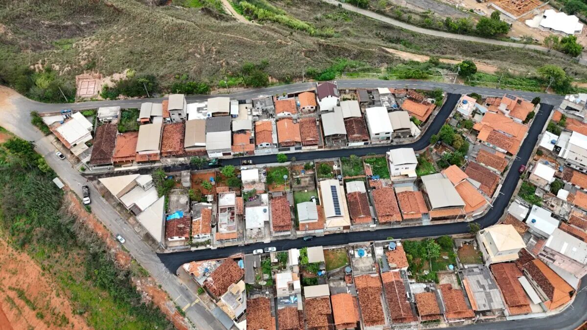 Mais quatro ruas do bairro Satélite recebem asfalto em João Monlevade