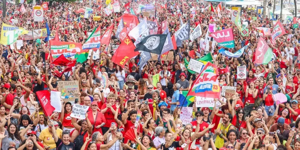 Milhares se reunem em Copacabana em apoio à democracia e a Lula Milhares se reunem em Copacabana em apoio à democracia e a Lula