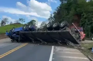 Motorista fatalmente atingido por carreta que tombou sobre residência em Nova Era