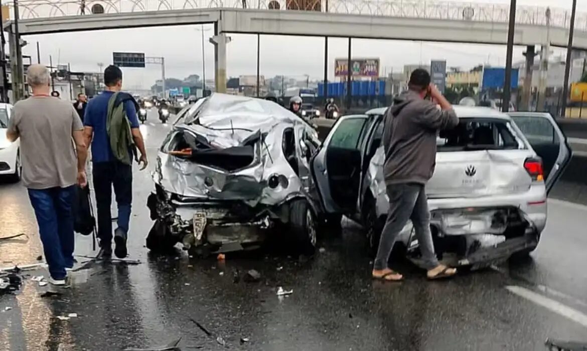 Motorista infarta e engavetamento de 20 veículos deixa feridos no Rio