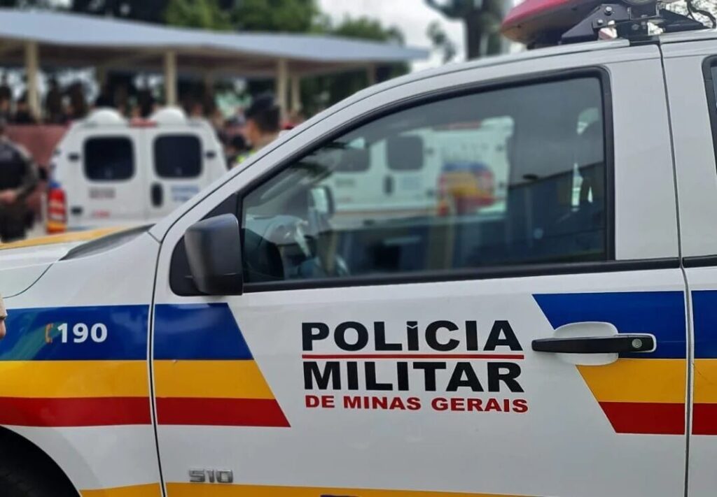 Mulher é presa após derrubar idoso e roubar celular em João Monlevade