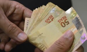 Número de superendividados no Brasil cresceu 75% em cinco anos, diz BC