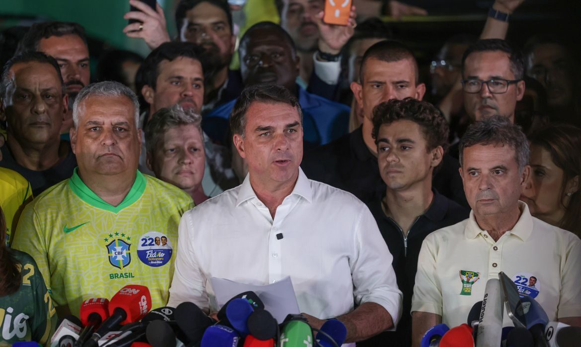 PF investiga circunstâncias da fuga de Flávio Bolsonaro do Brasil