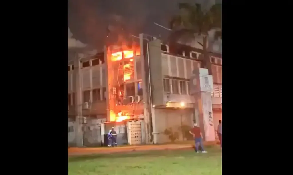 PF investiga incêndio de grandes proporções na Universidade Federal de Pernambuco