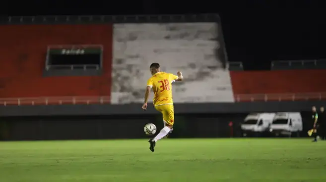 Por que o Brasil exporta talentos? A crise do futebol nacional em debate Por que o Brasil exporta talentos? A crise do futebol nacional em debate