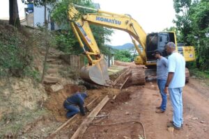 Prefeitura de Barão de Cocais retira trilhos de antiga ferrovia durante obra da Beira Linha