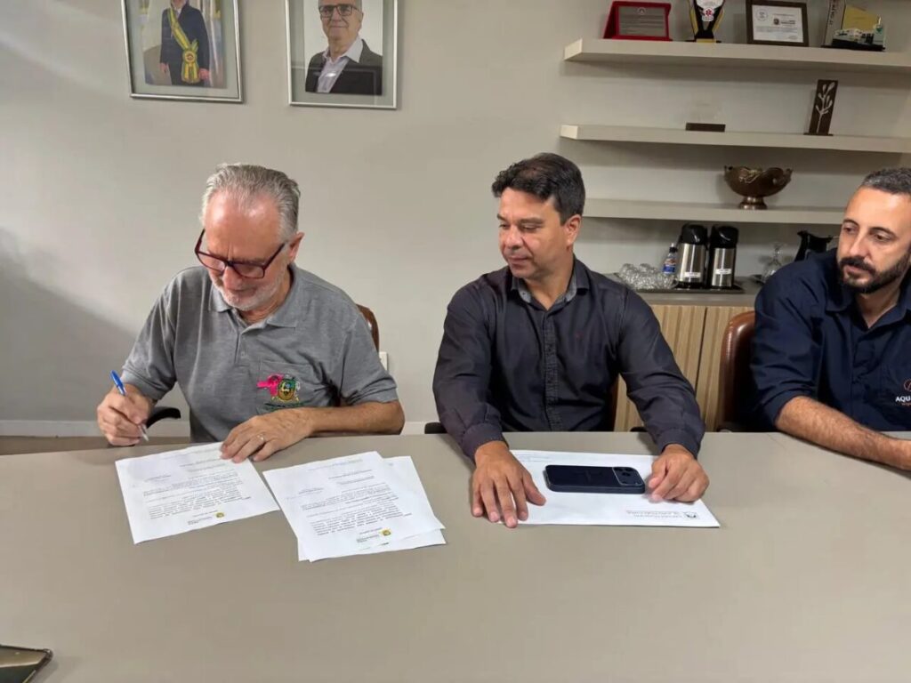 Prefeitura de João Monlevade assina ordem de serviço para construir quadra no Jacuí