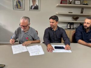 Prefeitura de João Monlevade assina ordem de serviço para construir quadra no Jacuí