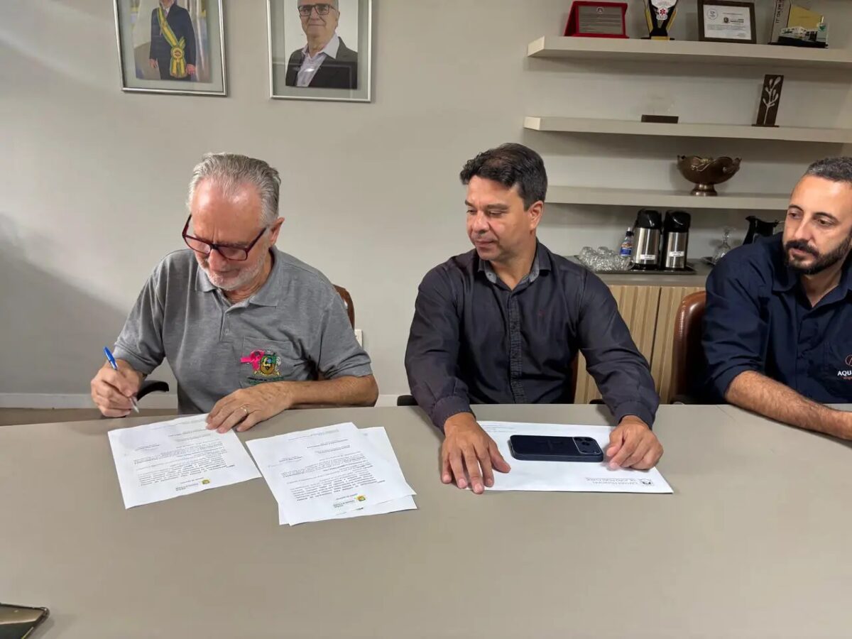 Prefeitura de João Monlevade assina ordem de serviço para construir quadra no Jacuí