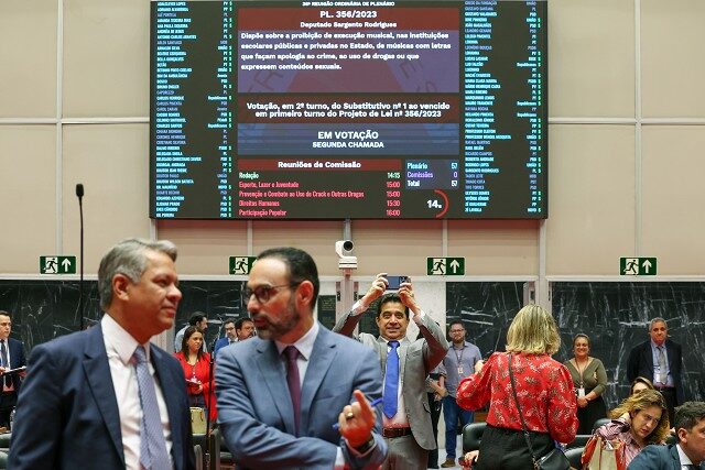 Projeto que regulamenta eventos em escolas é aprovado em 2º turno