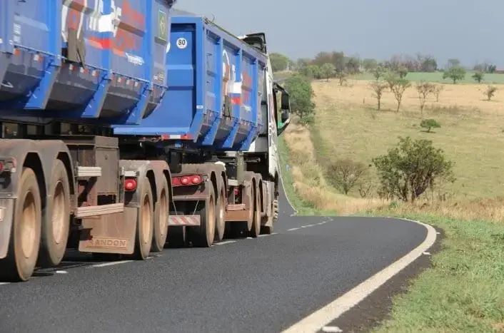 Restrição de tráfego para veículos pesados nas rodovias de Minas Gerais no feriado