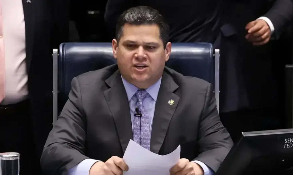 Senador Alessandro Vieira exige decisão do STF sobre CPI do Banco Master