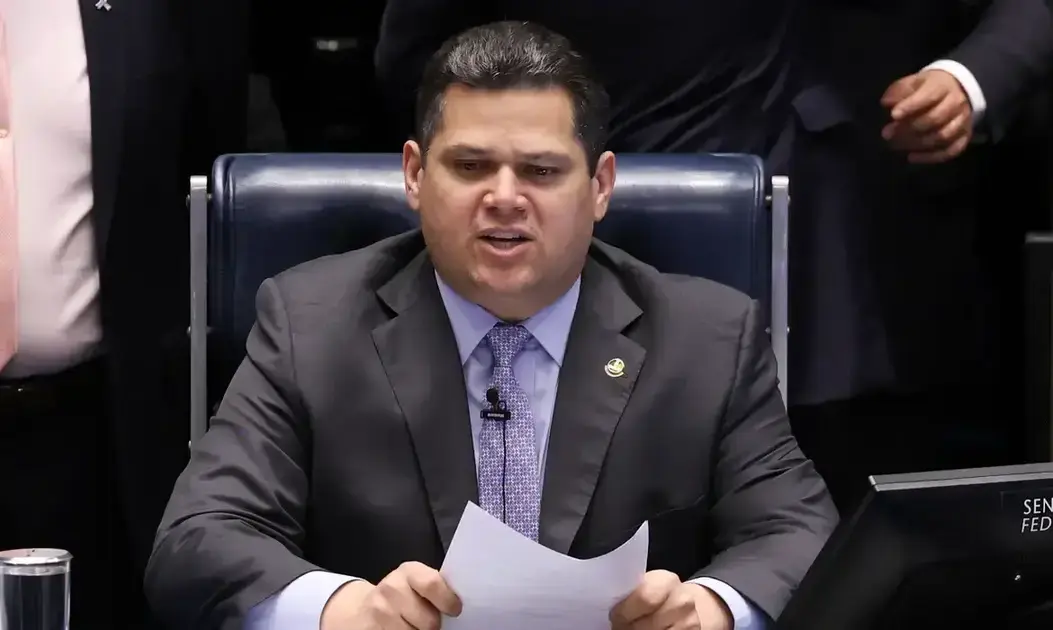 Senador Alessandro Vieira exige decisão do STF sobre CPI do Banco Master