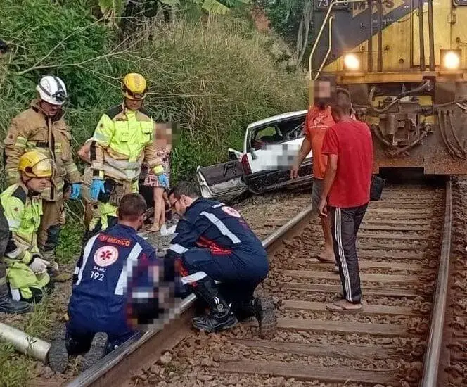 Tragédia no bairro Poço Rico: acidente entre carro e trem resultam em fatalidade